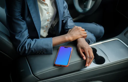 Empresária e iPhone mockup na Tesla