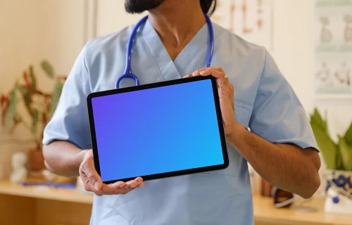 Médico con una tableta en la mano mockup