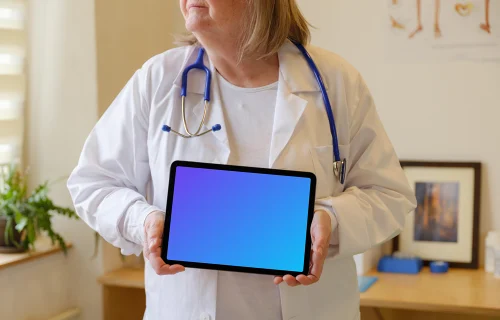 Médico con un iPad Air en la mano mockup