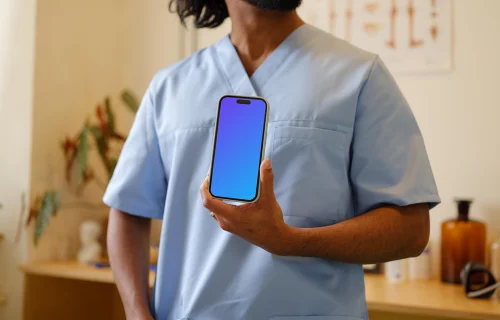 Médico con un iPhone en la mano mockup