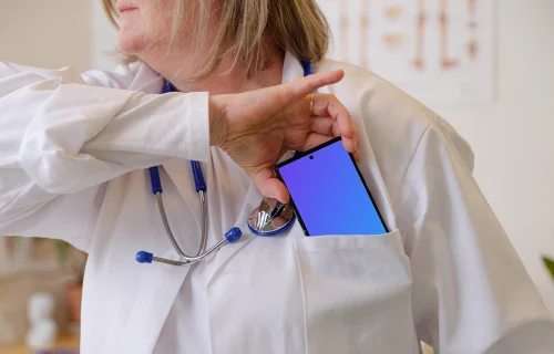 Doctora metiéndose el Google Pixel 6 en el bolsillo