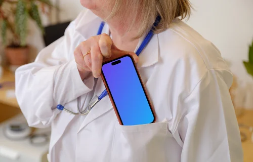 Doctora sacando el iPhone 14 Pro de su bolsillo