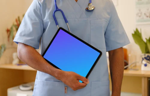 Main de médecin tenant un iPad mockup