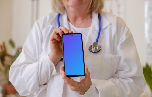 Mujer médico sosteniendo un Google Pixel 6 mockup