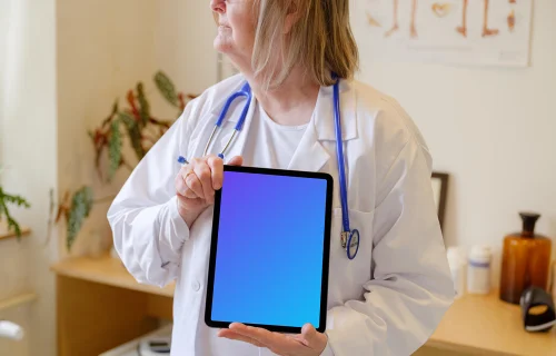 Doctora con un iPad Air en la mano mockup