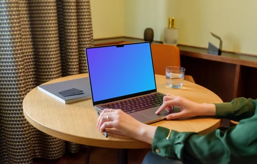 Mujer en la oficina trabajando con un MacBook mockup