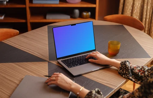 Mujer profesional dedicada al trabajo de oficina en MacBook Pro mockup