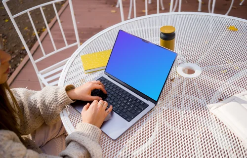 Mujer escribiendo en un MacBook Pro 14 mockup