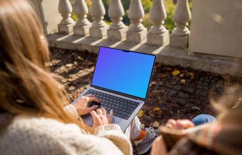 Mujer trabajando en un MacBook Pro 14 con tema otoñal mockup