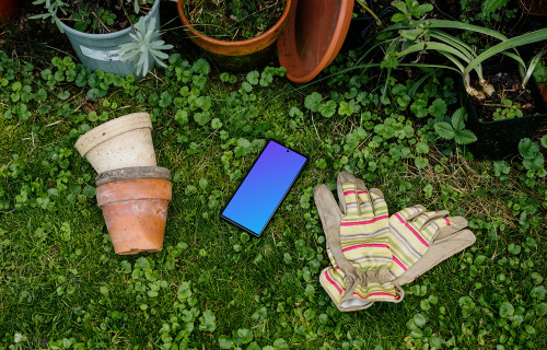 Google Pixel 6 mockup colocado junto al equipo de jardín