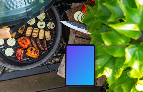 iPad mockup avec des légumes grillés à côté