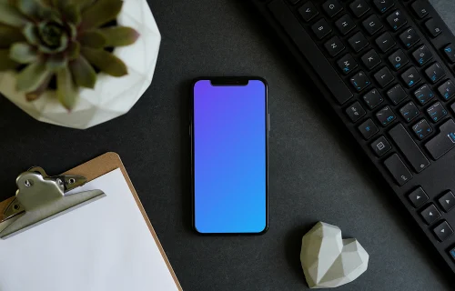 iPhone 12 pro mockup na mesa do escritório