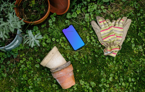 iPhone 13 mockup dans le jardin