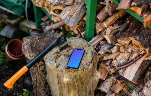 iPhone 13 mockup en un tocón de árbol