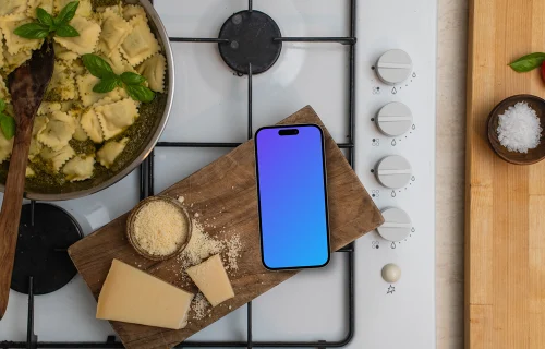 iPhone sobre tabla de cortar de madera con queso