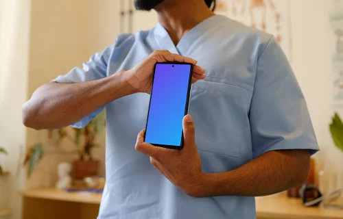 Médico sosteniendo un Google Pixel mockup