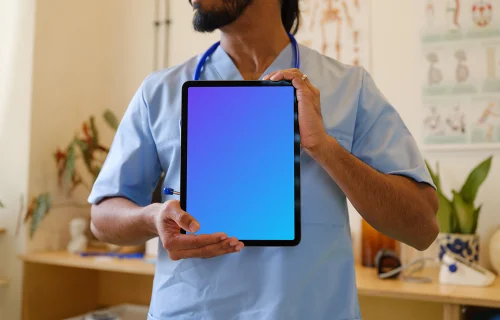 Médico sosteniendo un iPad mockup