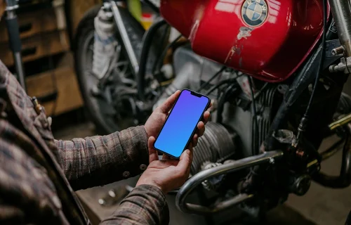 Homem segurando um iPhone 13 Pro mockup com as duas mãos