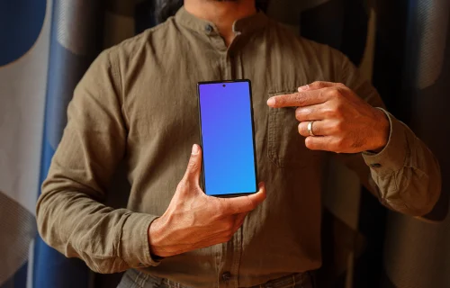 Hombre con camisa caqui sosteniendo un Google Pixel 6. mockup