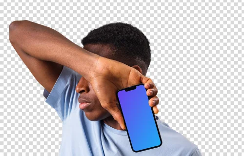 Homem de camisa clara segurando o iPhone mockup próximo ao rosto