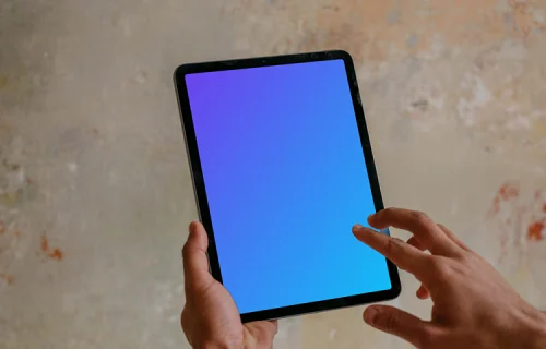 Grátis mockup de um homem apontando para o iPad