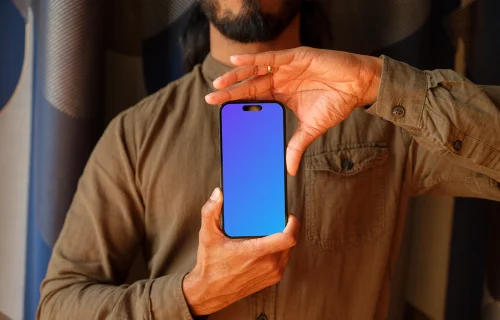 Hombre presentando un iPhone 14 Pro mockup