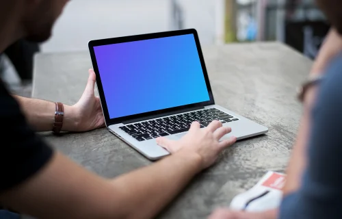 Homem trabalhando em um MacBook Pro mockup