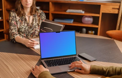 Entorno de oficina con MacBook Pro mockup