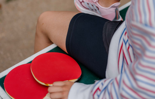 Ping-pong player reading on the smartphone mockup