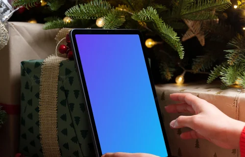 Tableta mockup bajo el árbol de Navidad