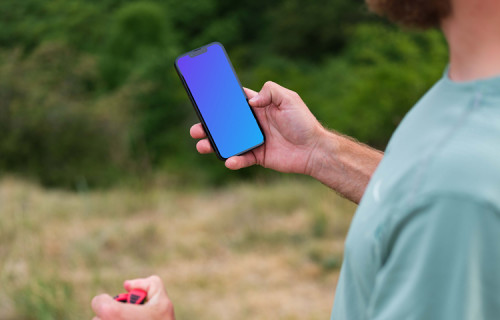 Corredor de trilha verificando um telefone mockup