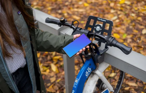 Desbloqueio de bicicleta com o Google Pixel 6 mockup