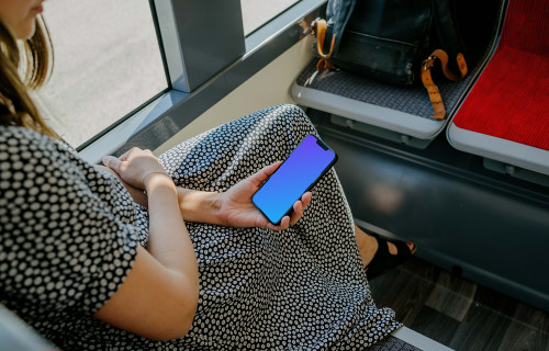 Mujer con un iPhone en la mano mockup