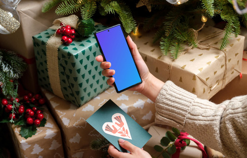 Mujer sosteniendo el Google Pixel 6 y una tarjeta regalo