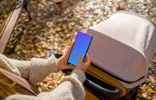 Mujer escribiendo en un Google Pixel 6 mockup