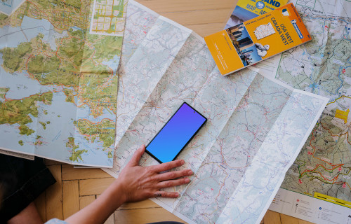 Mujer trabajando en un Google Pixel 6 mockup