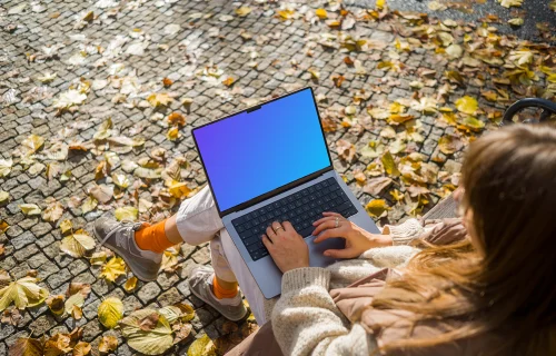 Mujer trabajando con un MacBook Pro 14 en otoño mockup