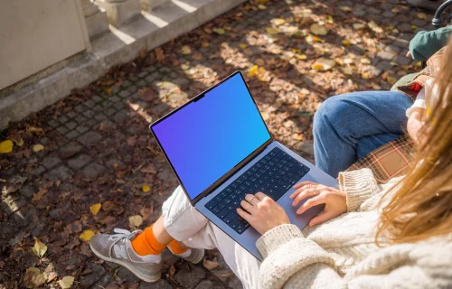 Mujer trabajando en un MacBook Pro 14 con tema otoñal mockup