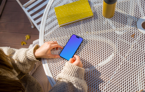 Mujer trabajando en un iPhone mockup