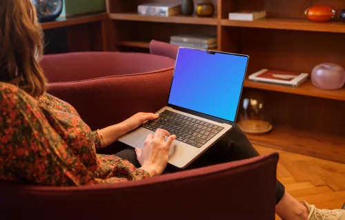 Mujer trabajando en el MacBook Pro mockup en un entorno de oficina