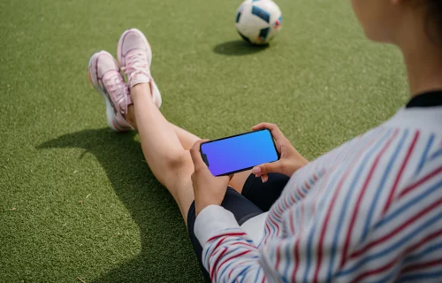 Mujer joven con un iPhone en la mano mockup