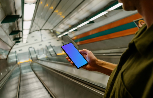 Man hand holding a Google Pixel 6 mockup