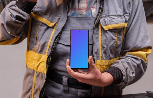 Mechanic holding a Google Pixel 6 mockuô