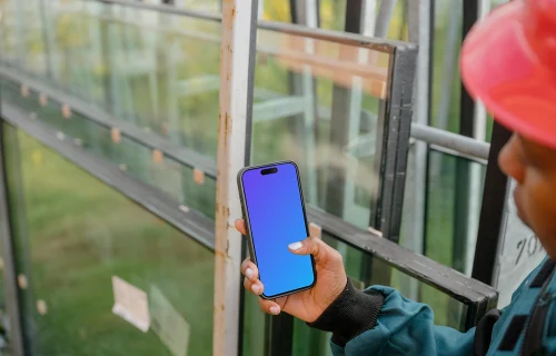 Proyecto de construcción con un iPhone 15 Pro mockup