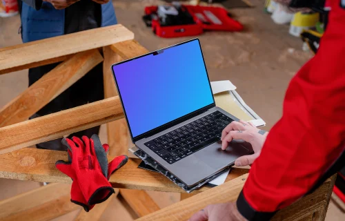 MacBook Pro con temática de construcción Mockup