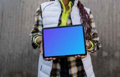 Femme architecte présentant un iPad mockup