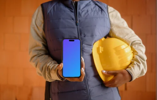 Mujer constructora presentando un iPhone mockup