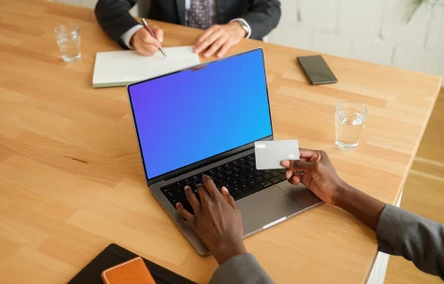 Empresaria escribiendo en un MacBook Pro mockup