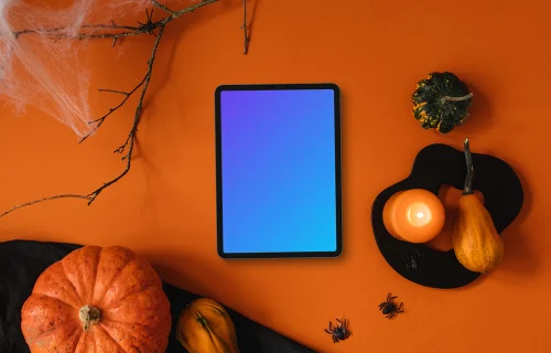 Fundo de Halloween mockup com um tablet e aranhas