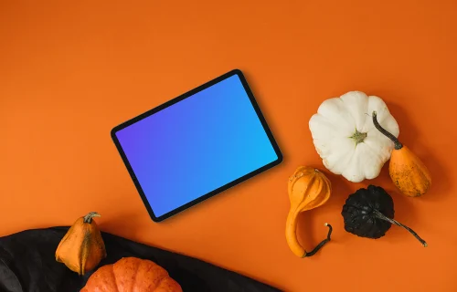 Fundo de Halloween mockup com tablet e abóboras